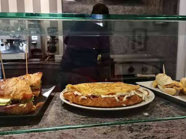 Fotografia tomada fuera de Azores Lunchbar Cafe - cafeterías en Torrelavega, Cantabria