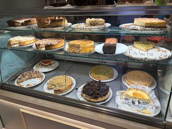 Fotografia tomada fuera de La Dulcería Café |Tartas de Queso Artesanas|Specialty Cheesecakes - Pastelería en Madrid, Madrid