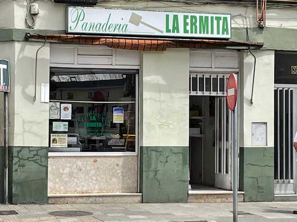 Fotografia tomada fuera de La Ermita - Panadería en León, León