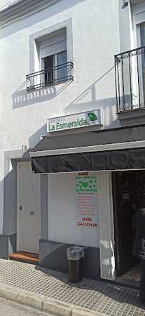 Fotografia tomada fuera de La esmeralda - Supermercado en Almodóvar del Río, Córdoba