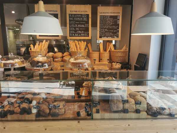 Fotografia tomada fuera de La Fleca de l'Empordà - Panadería en Palamós, Girona
