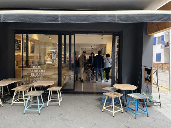 Fotografia tomada fuera de La Fleca de l’Empordà - Panadería en Calonge, Girona