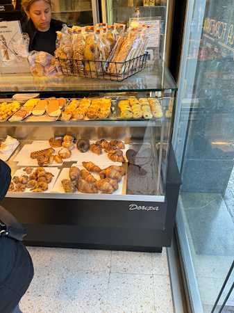 Fotografia tomada fuera de La Forneria - Panadería en Barcelona, Barcelona