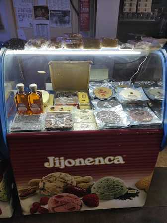 Fotografia tomada fuera de La Jijonenca - Heladería en Redován, Alicante