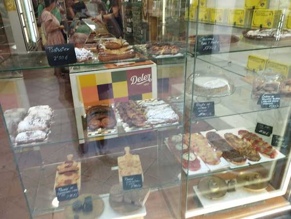 Fotografia tomada fuera de La Lionesa - Pastelería en Sort, Lleida