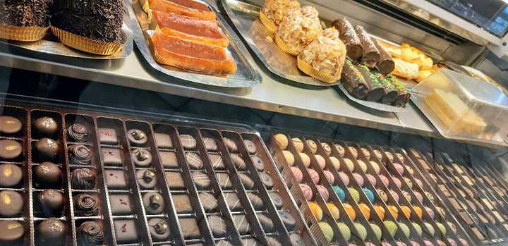 Fotografia tomada fuera de La Lyonesa - Pastisseria en Rubí, Barcelona