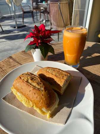 Fotografia tomada fuera de La Marmota - cafeterías en Vic, Barcelona