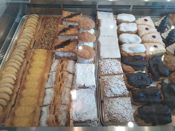 Fotografia tomada fuera de La Moderna - Panadería en Ajo, Cantabria