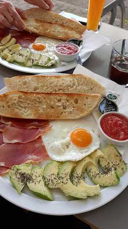 Fotografia tomada fuera de La Nava - cafeterías en La Adrada, Ávila