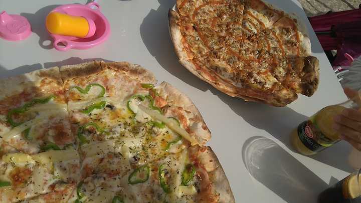 Fotografia tomada fuera de La Plazita, Peña Flamenca - restaurantes en Alájar, Huelva
