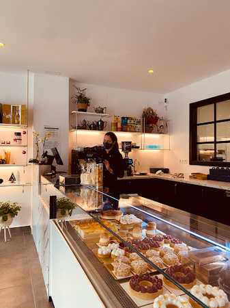 Fotografia tomada fuera de La Postreria - Pastelería en Roses, Girona