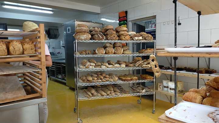 Fotografia tomada fuera de La Puntual (Pan y Bollería) - Forn de pa en Girona, Girona