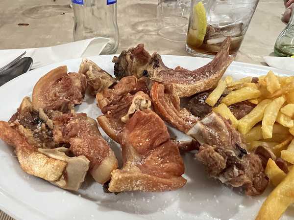 Fotografia tomada fuera de La Querencia - restaurantes en Villanueva de Ávila, Ávila