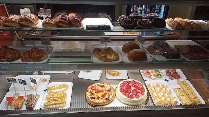 Fotografia tomada fuera de LA REAL PASTELERIA ,PANADERIA Y CAFETERIA - Tienda de tartas en Madrid, Madrid
