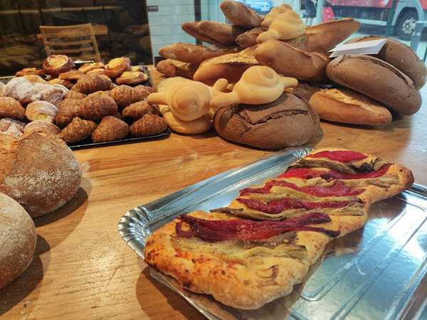 Fotografia tomada fuera de La Rosella - Forn de pa en Sant Boi de Llobregat, Barcelona