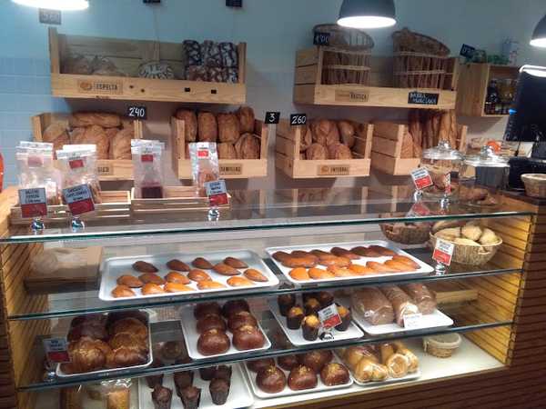 Fotografia tomada fuera de La Subirana, Pan de verdad (TIENDA) - Bakery en Molina de Segura, Murcia