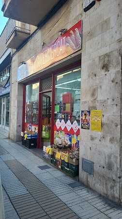 Fotografia tomada fuera de Balaguer supermarket - Botiga en Balaguer, Lleida