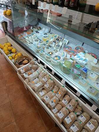 Fotografia tomada fuera de La Tienda de mi ABUELO - Tienda de alimentación en Candeleda, Ávila