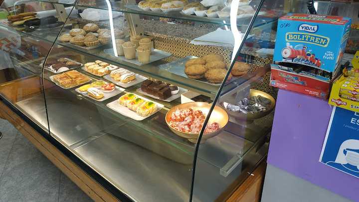 Fotografia tomada fuera de La Tienda de Rosi - Panadería en San Cibrao, Lugo