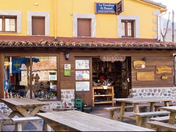 Fotografia tomada fuera de La Tiendina de Raquel - Comercio en Sotres, Asturias