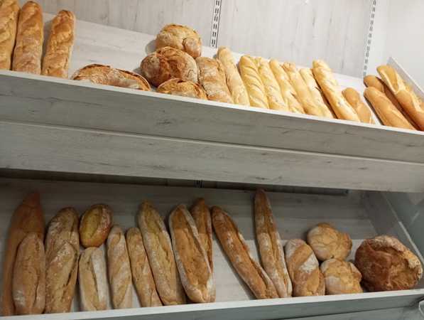 Fotografia tomada fuera de La Tradicional Panadería Confitería - Panadería en Lugones, Asturias