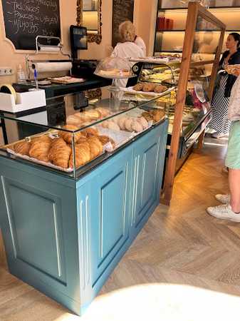 Fotografia tomada fuera de Las Hijas de Pedro-Hojaldre de Cantabria. - Pastelería en Cabezón de la Sal, Cantabria