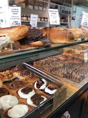 Fotografia tomada fuera de LES SAVEURS PASTELERÍA - Pastisseria francesa en Terrassa, Barcelona