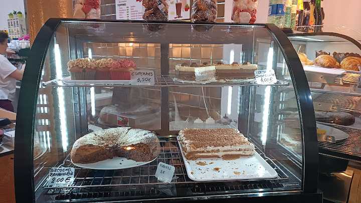 Fotografia tomada fuera de Letony - Pastelería en Torrelavega, Cantabria