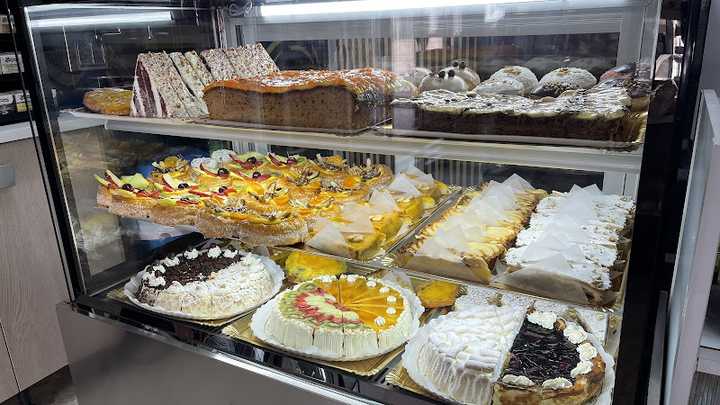Fotografia tomada fuera de Lo de Mai - Tienda de alimentación en Arcos de la Frontera, Cádiz
