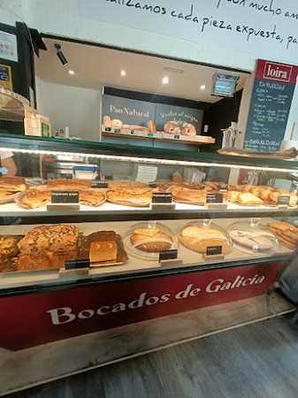Fotografia tomada fuera de LOIRA DE EMPANADAS, PAN GALLEGO Y HELADOS BICO D XEADO - Tienda de alimentación en Madrid, Madrid