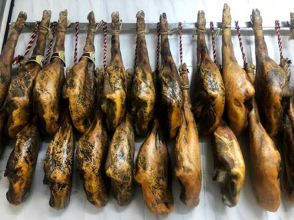 Fotografia tomada fuera de Lorana, Jamones y Embutidos - Tienda de alimentación en El Barco de Ávila, Ávila