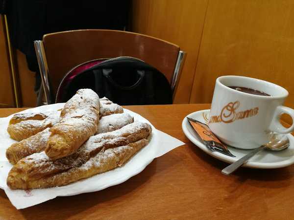Fotografia tomada fuera de Luna Forn De Pà - Degustació - Gelateria - Forn de pa en Sant Joan Despí, Barcelona