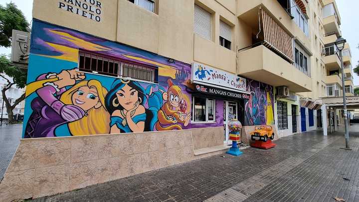 Fotografia tomada fuera de Manga's Chuches - Tienda de golosinas en El Puerto de Sta María, Cádiz
