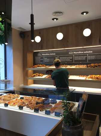 Fotografia tomada fuera de Manolo Bakes - cafeterías en Madrid, Madrid