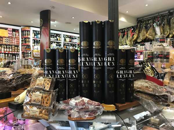 Fotografia tomada fuera de Mantequerías Bravo - Tienda de alimentación en Madrid, Madrid