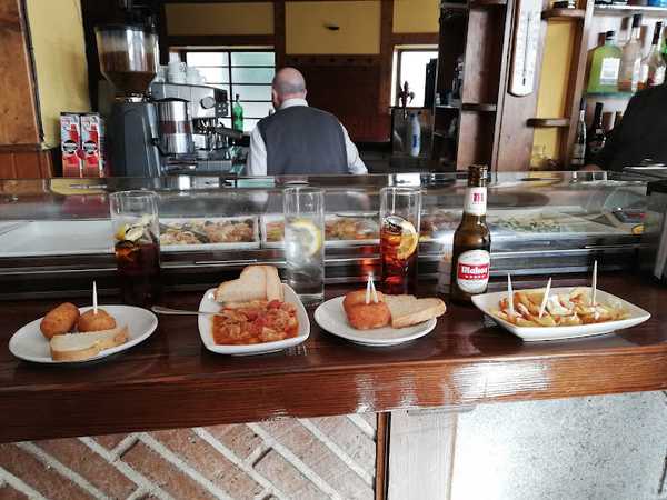 Fotografia tomada fuera de Bar Frutos - bares en Navarredonda de Gredos, Ávila