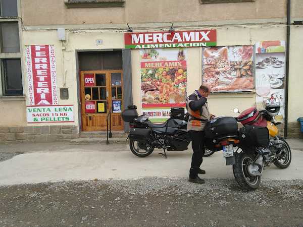 Fotografia tomada fuera de Mercamix Alimentacion - Comercio en Puente la Reina de Jaca, Huesca