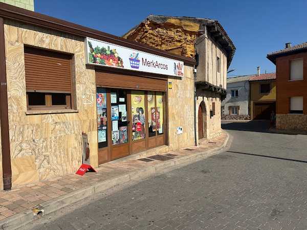 Fotografia tomada fuera de Merkarcos - Supermercado en Arcos de la Llana, Burgos