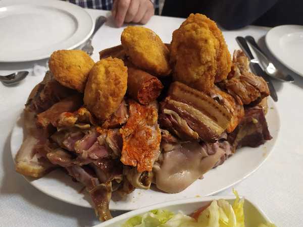 Fotografia tomada fuera de Mesón Casa Gloria Cocido Maragato - restaurantes en Santiago Millas, León