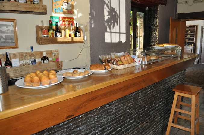 Fotografia tomada fuera de Mesón de la Reina - restaurantes en Puente la Reina de Jaca, Huesca