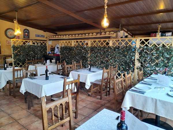 Fotografia tomada fuera de Mesón El Gordo S.L. - restaurantes en Higuera de las Dueñas, Ávila