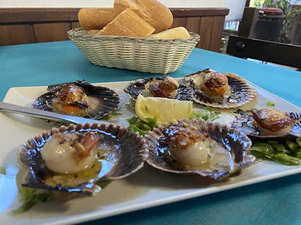 Fotografia tomada fuera de Meson Lurcia - restaurantes en Bareyo, Cantabria