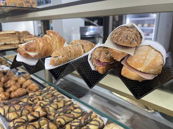 Fotografia tomada fuera de Migas Pa i Més - Panadería en Cerdanyola del Vallès, Barcelona