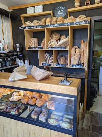 Fotografia tomada fuera de Minuit Take Away - Panaderia Cafeteria - Panadería en Granada, Granada