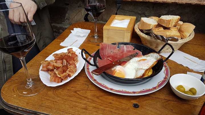Fotografia tomada fuera de Bar Restaurante Los Camachos - restaurantes en Potes, Cantabria