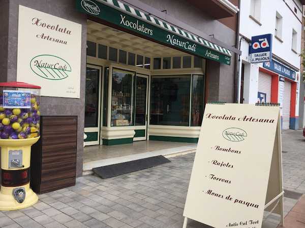 Fotografia tomada fuera de NaturCadi, antic Cal Tort - Botiga de xocolata artesana en Olvan, Barcelona