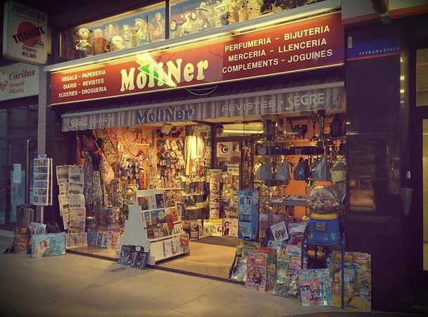 Fotografia tomada fuera de Novetats Moliner (Cals Arradios) - Papelería en Alcarràs, Lleida