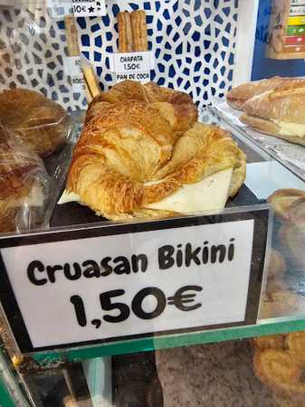 Fotografia tomada fuera de O Cruce - Panadería, bolleria y cafeteria - Forn de pa en Coma-ruga, Tarragona