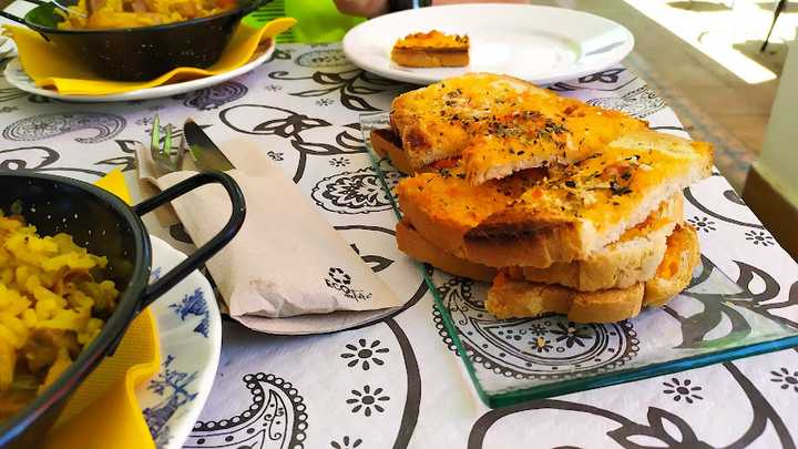 Fotografia tomada fuera de Bar-Restaurante La Peña Arias Montano - restaurantes en Alájar, Huelva