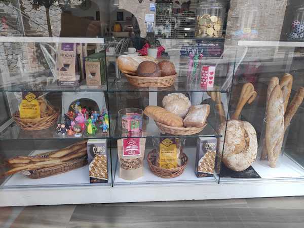 Fotografia tomada fuera de OBRADOR ROIG - Panadería en Corbera de Llobregat, Barcelona